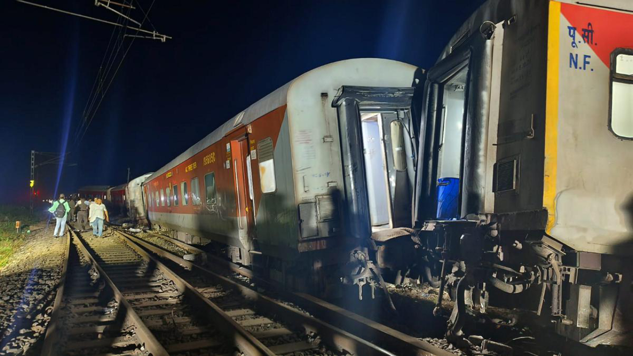 Bihar Train Accident: राजधानी सहित दर्जनों ट्रेनें फंसी, दिल्ली-हावड़ा रेलमार्ग बाधित होने से यात्री बेहाल