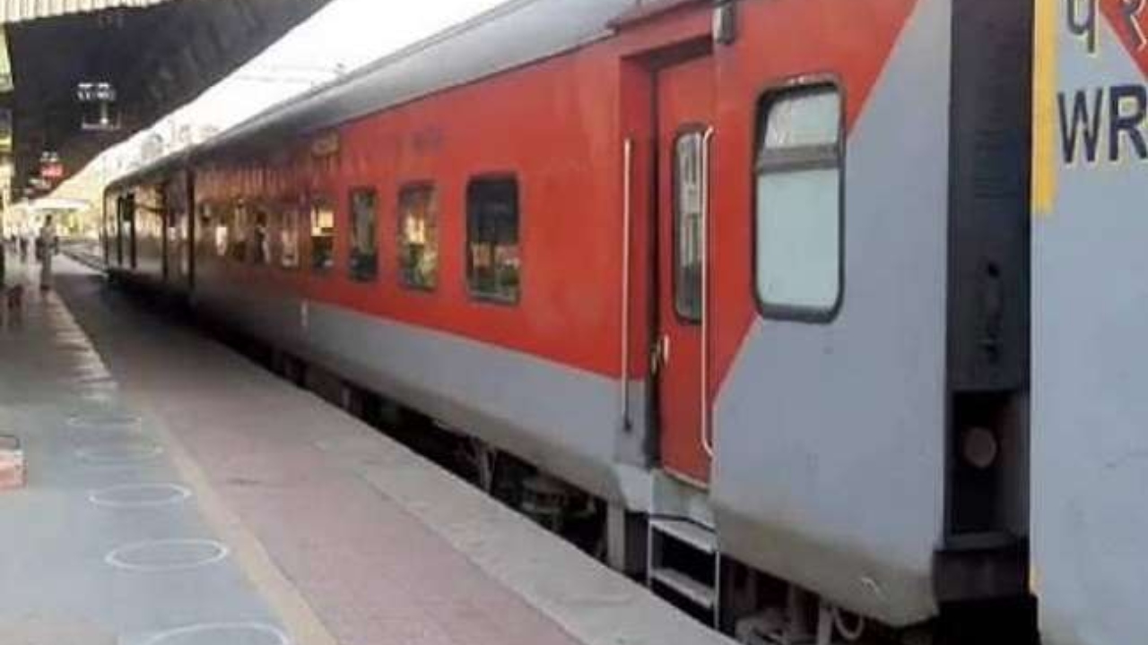 Indian Railways Cancelled Train: रेलवे ने 29 फरवरी तक एक दर्जन से ज्यादा ट्रेनों को किया रद्द, अभी चेक करें लिस्ट