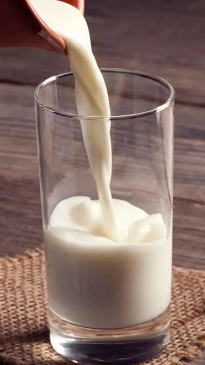 दूध के साथ भूलकर भी न खाएं ये 9 चीजें