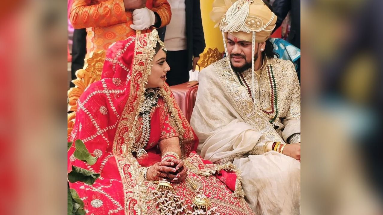 मेरा भोला है भंडारी' सिंगर Hansraj Raghuwanshi ने गर्लफ्रेंड संग रचाई शादी, सामने आई खूबसूरत तस्वीरें