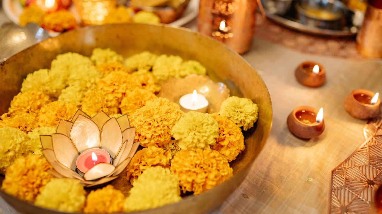 Dhanteras Wishes : धनतेरस पर अपनों को भेजें ये संदेश, इन मैसेज से दें शुभकामनाएं