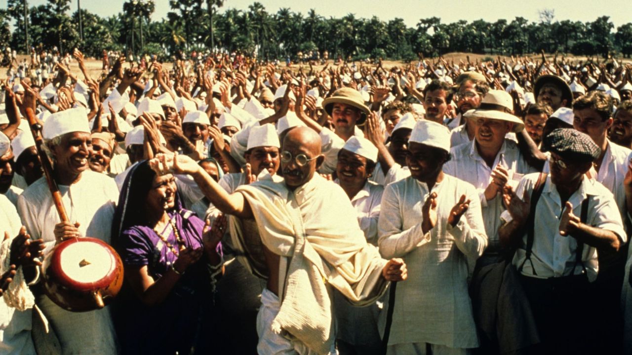 साल 1982 में बनी फिल्म 'गांधी' ने लोगों के दिलों में अपनी अलग जगह बनाई. इस फिल्म ने रिलीज के साथ ही बवाल मचा दिया था. बात दें कि फिल्म को 8 ऑस्कर अवॉर्ड मिल चुके हैं.
