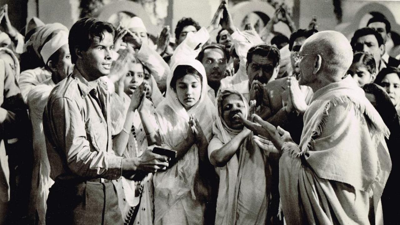 सन 1963 में बनी फिल्म 'नाइन आवर्स टू रामा', गांधी जी की जीवनी पर बनी बेहतरीन फिल्मों में से एक है. इस फिल्म में नाथूराम गोडसे की जिंदगी के 9 घंटे को दिखाया गया है. बता दें कि यह एक अंग्रेजी फिल्म थी.