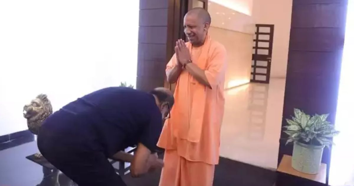 Rajinikanth ने छुए CM योगी आदित्यनाथ के पैर, साथ देखी फिल्म 'जेलर', सामने आया वीडियो