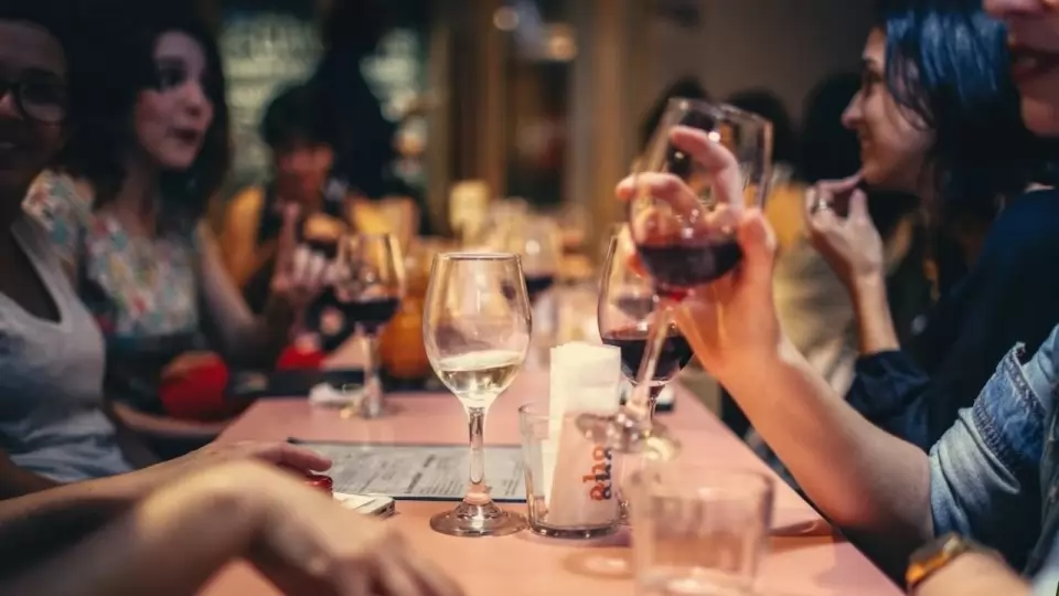 AI Condominio restaurant free wine offer