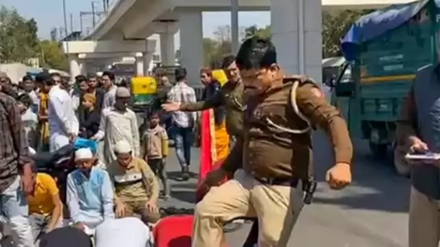Delhi Namaz Viral Video