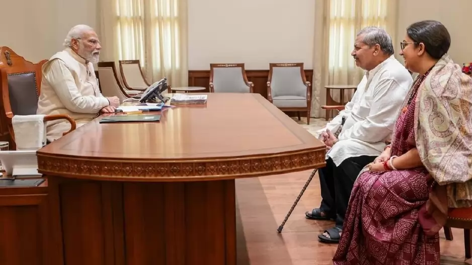 prime minister modi Meets central minister father ajay kumar malhotra