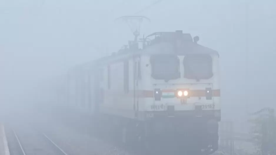 Weather Update, Dense fog in Delhi-NCR, Delhi-NCR Dense fog, IRCTC, Indian Railway, Train Late 