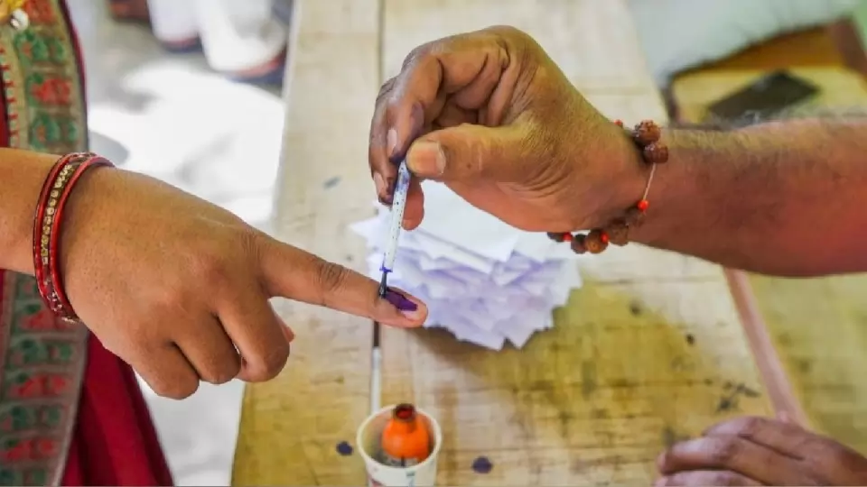 Lok Sabha elections 2024 Maharashtra woman casts vote before cremating her husband