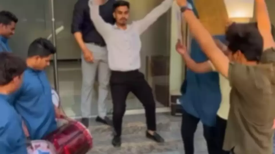 Man Celebrates Toxic Job Last Day with Dhols in pune Outside Office Viral video