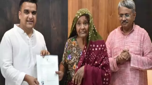 Pakistanis refugee awarded Indian citizenship in Ahmedabad