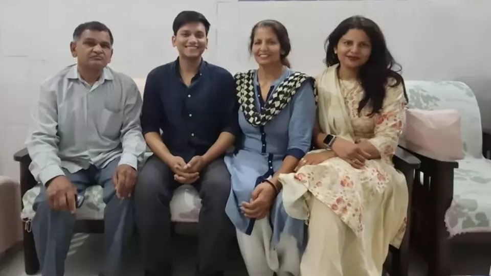 माता-पिता और बड़ी बहन के साथ शिवम