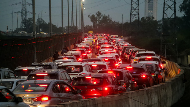 AI की चकाचौंध में दिल्ली ठप, वीवीआईपी रूट से सड़कें जाम की कैद में; घंटों ट्रैफिक में फंसे रहे लोग