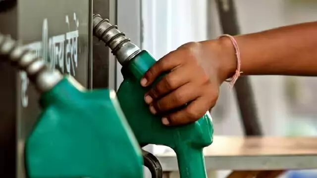 Petrol Diesel Price: नवंबर के आखिरी दिन कितना बदला पेट्रोल डीजल का भाव? जानें क्या है आपके शहर का हाल