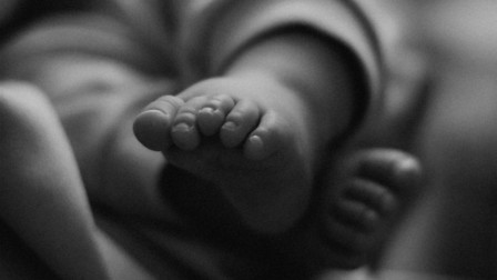 15-year-old girl gave birth to a child alone.