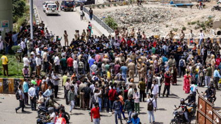noida workers violent protest