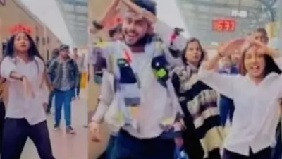 WATCH: झारखंड में बस जाएंगे... रेलवे स्टेशन पर कपल ने किया धांसू डांस, लोगों ने बताया डांस इंडिया डांस का भावी विजेता
