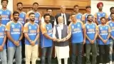 T20 World Cup 2024: हाथ में ट्रॉफी, चेहरे पर खुशी, चैंपियन टीम इंडिया से मिले PM Modi, देखें VIDEO