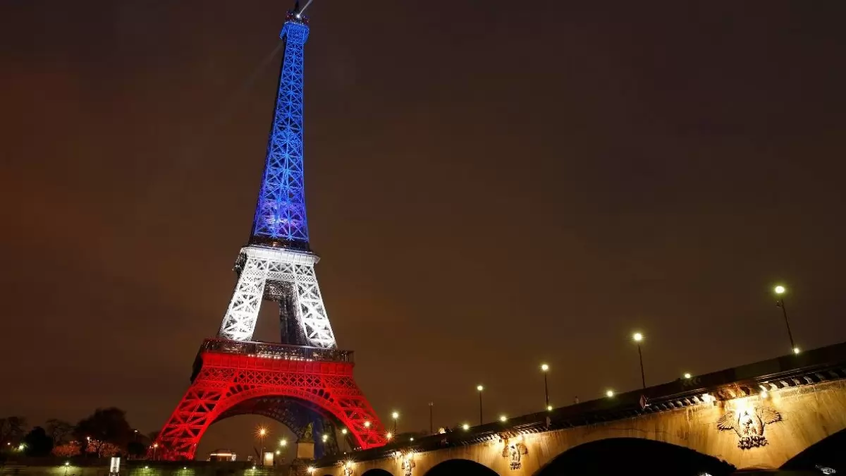 France News: एफिल टॉवर पर दिखा Knife Terrorism, पहले चिल्लाया अल्लाह हू अकबर और फिर... 