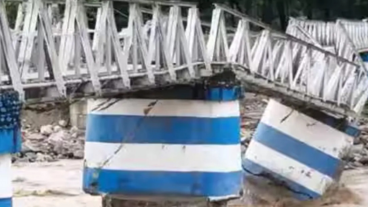 Iron bridge collapses in Darjeeling
