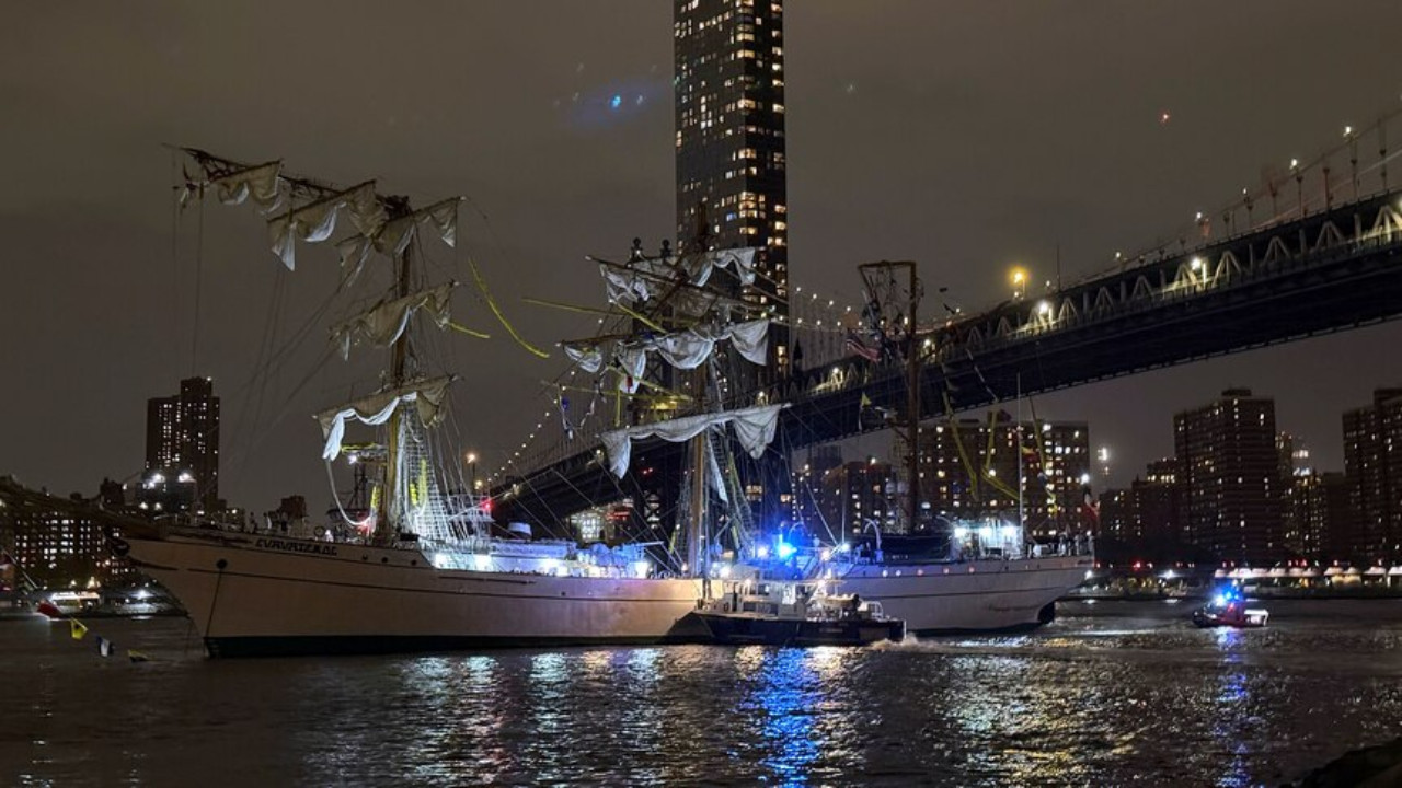 Major accident in Mexico, Navy ship collides with Brooklyn Bridge in New York, more than 200 people 