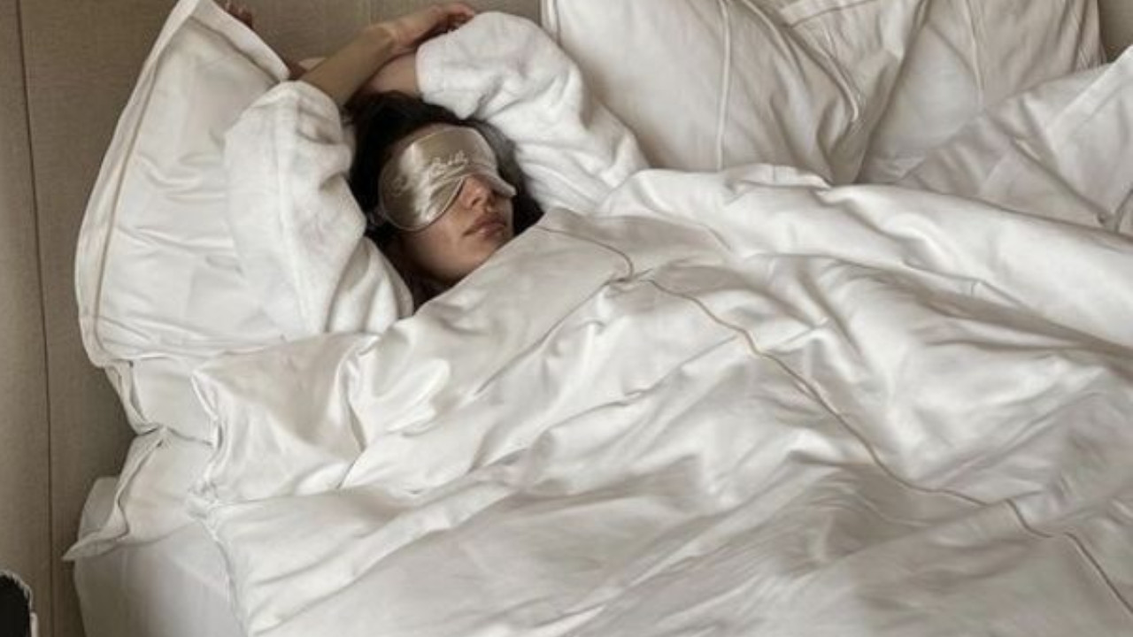 Why Sleeping with Blanket Over Face Feels Comforting