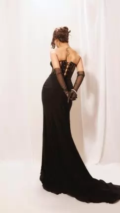 पीठ पर टैटू और ब्लैक ड्रेस में इस 22 साल की अभिनेत्री ने लगाया हॉटनेस का तड़का, फोटो देखे बिना रह नहीं पाएंगे आप