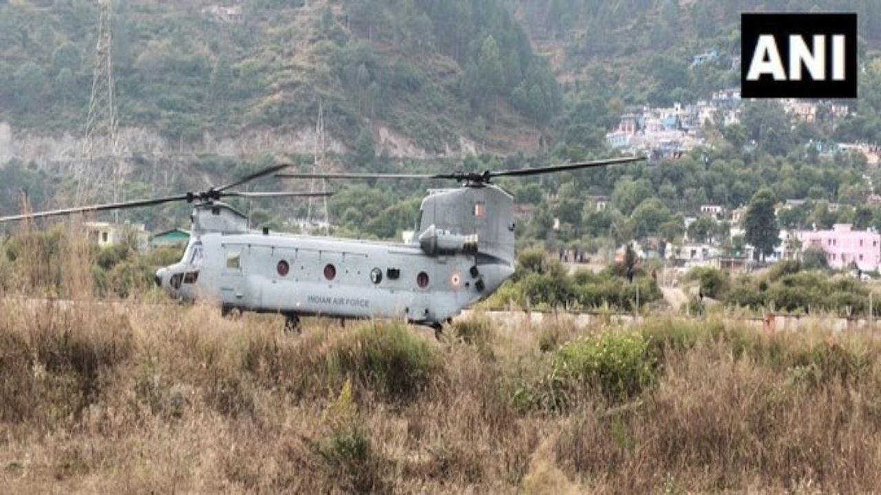 Uttarkashi tunnel Rescue: मजदूरों को किया जाएगा एयरलिफ्ट, सेना का चिनूक हेलिकॉप्टर तैनात, Video