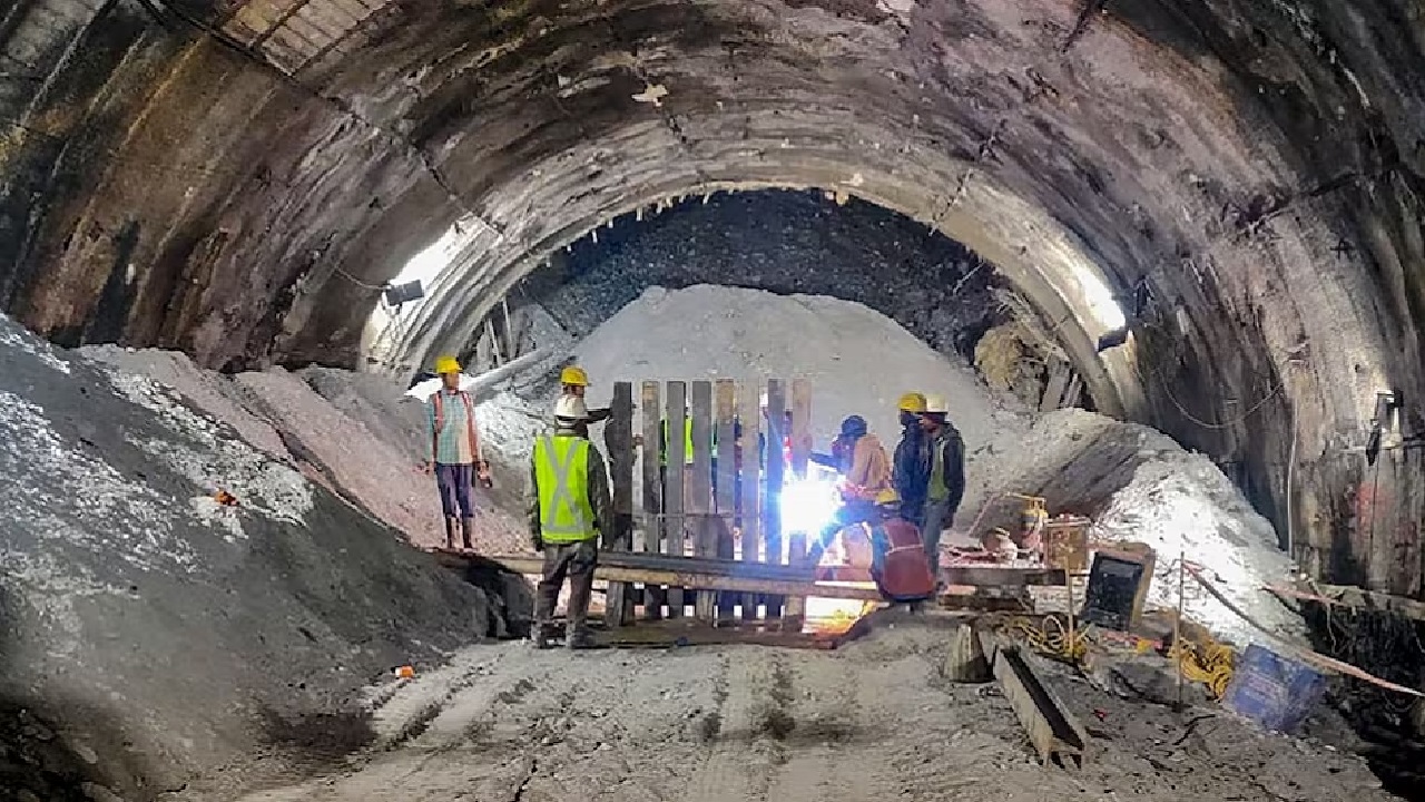 Uttarakhand Tunnel Collapse: टनल में फंसे मजदूरों से अधिकारियों ने की बात, बोले 'हिम्मत रखिए'