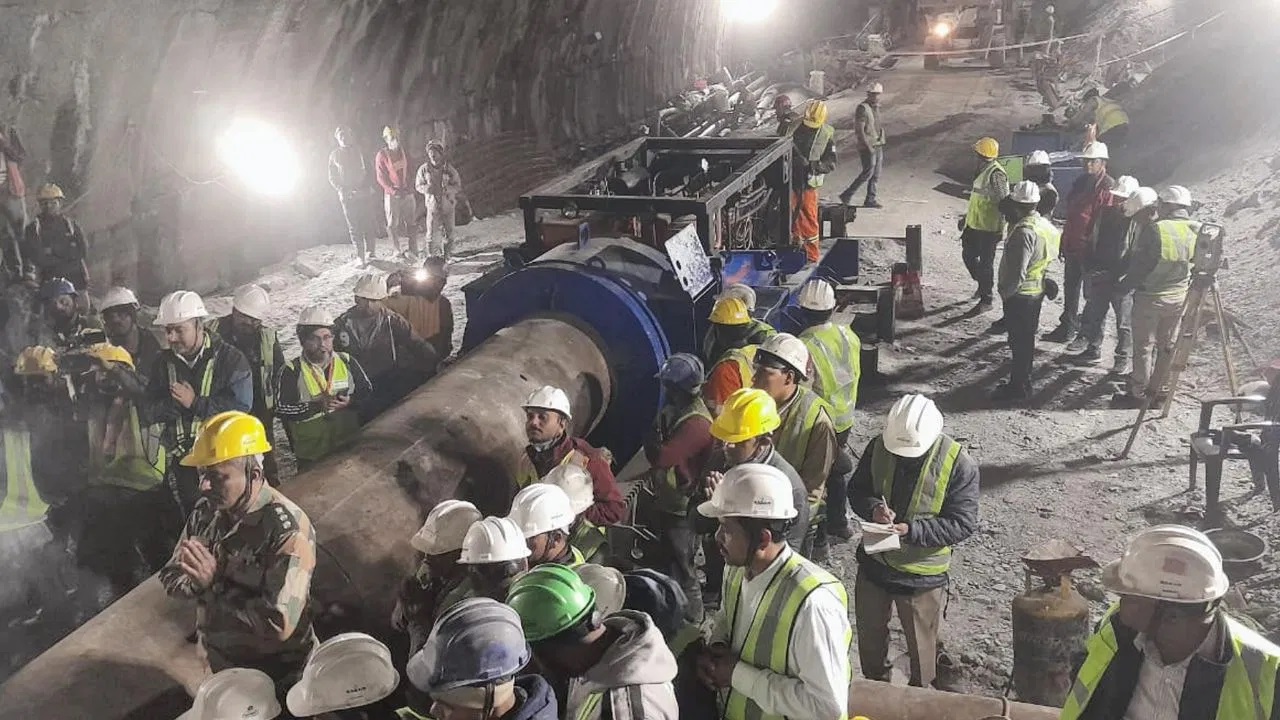 Uttarakhand Tunnel Collapse: टनल में फंसे श्रमिकों को भेजा गया खाना, मटर पनीर के साथ दी गई ये चीजें