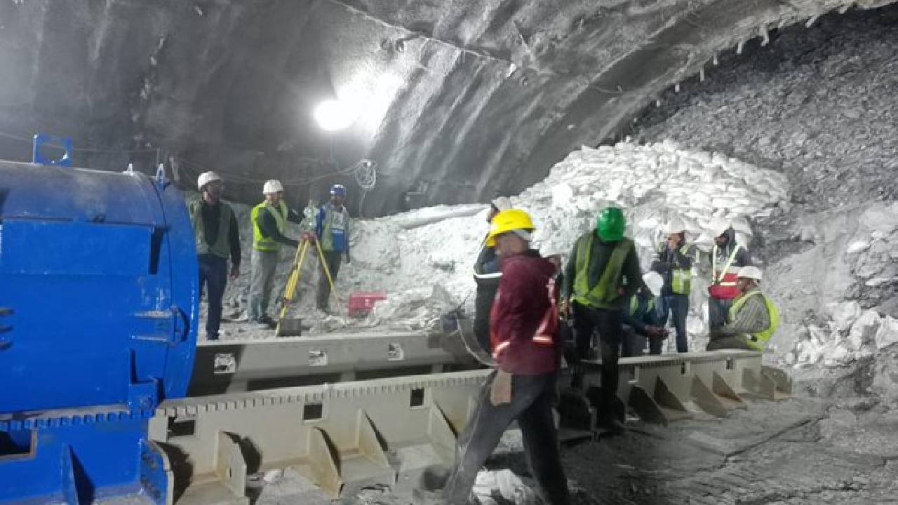Uttarkashi Tunnel Rescue Updates: मजदूरों तक पहुंची बड़ी मदद, खाना भेजा; अब DRDO के रोबोट्स करेंगे कमाल!