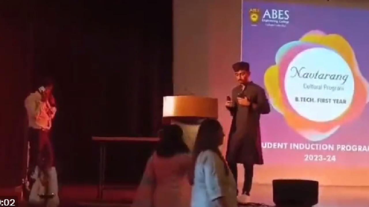 प्रोफेसर के सामने छात्र ने लगाया 'जय श्री राम' का नारा, प्रोफेसर को आया भयानक गुस्सा देखें Video