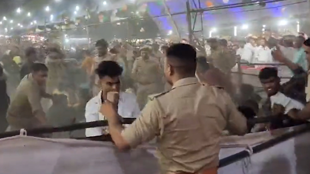मेले में झड़प के बाद मचा बवाल, सिंघम स्टाइल में पुलिस ने भांजी लाठियां, Video Viral
