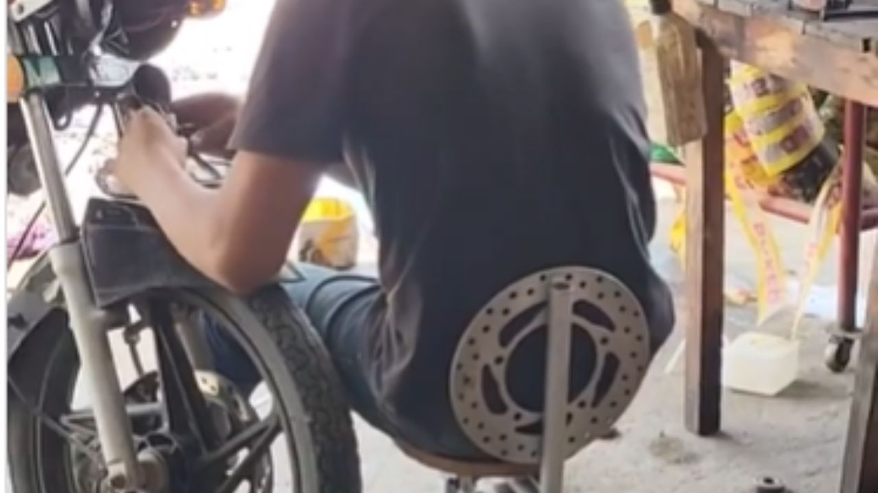 Viral Video: शॉकर और डिस्क ब्रेक से बना दी धांसू कुर्सी, लोग बोले क्या जुगाड़ है भाई, वीडियो वायरल
