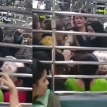 VIral Video: मुंबई लोकल में महिलाओं की हुई जोरदार भिड़ंत, वीडियो देख लोग पकड़ ले रहे माथा