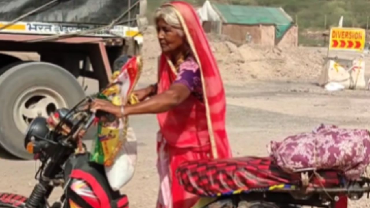 Viral Video: दादी ने मोपेड से नाप दिया 600 किलोमीटर का रास्ता, वीडियो देख लोग बोले 'मां तुझे सलाम'