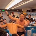 Bullet Train Wrestlers Fight: चलती ट्रेन में आपस में भिड़े पहलवान, फाइट देख डर गई पब्लिक, वीडियो वायरल