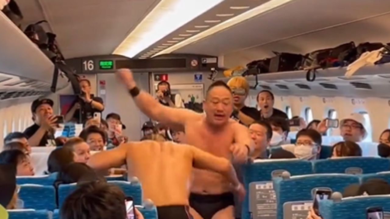 Bullet Train Wrestlers Fight: चलती ट्रेन में आपस में भिड़े पहलवान, फाइट देख डर गई पब्लिक, वीडियो वायरल