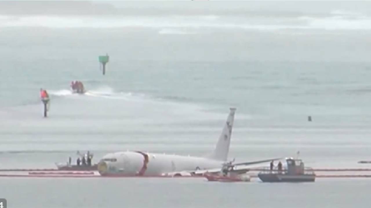 Watch Video: रनवे को पार कर समुद्र में गिरा अमेरिकी नेवी का विमान, डूबने से पहले सवार सभी 9 यात्री