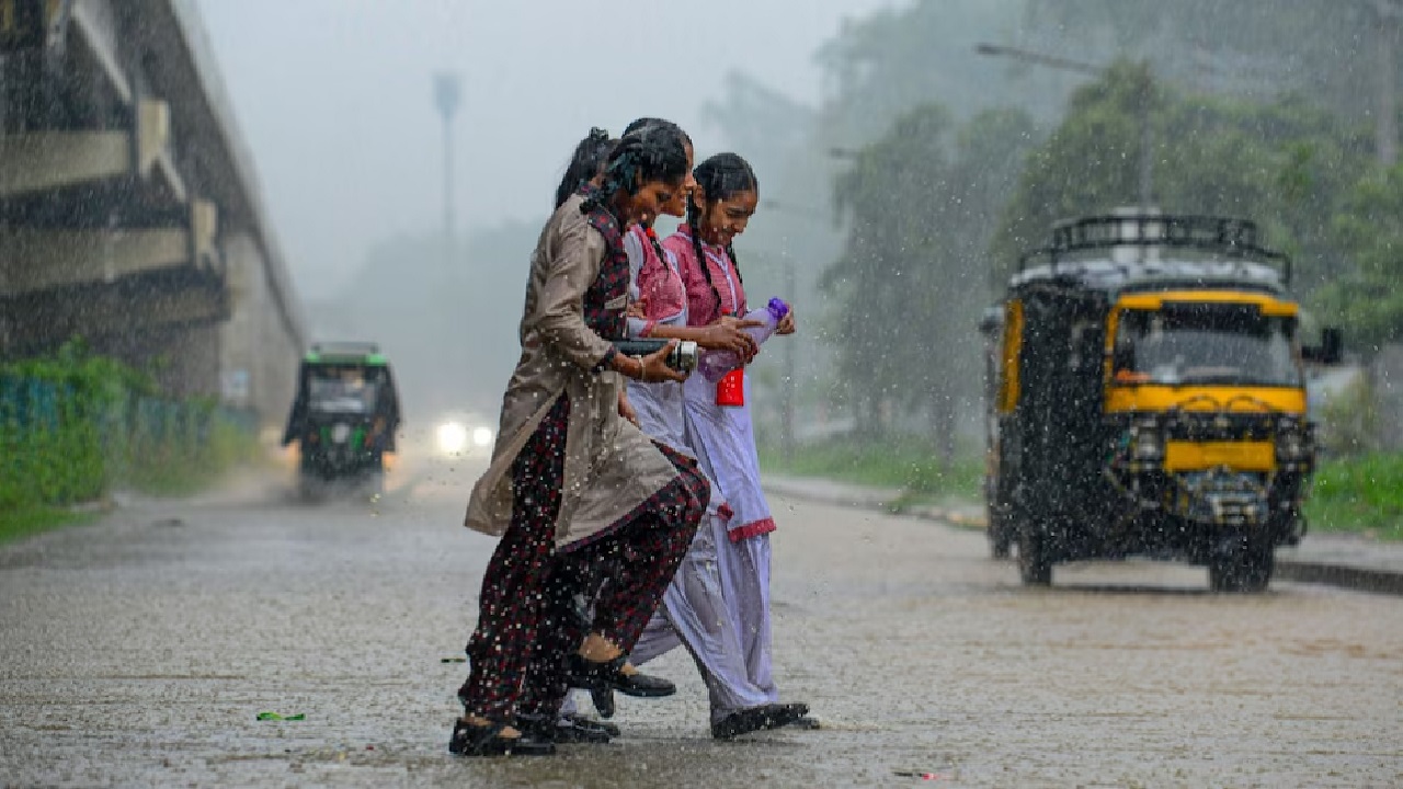 Weather Update: दिल्ली से लेकर यूपी तक बारिश के आसार, जानें अन्य प्रदेशों के मौसम का हाल