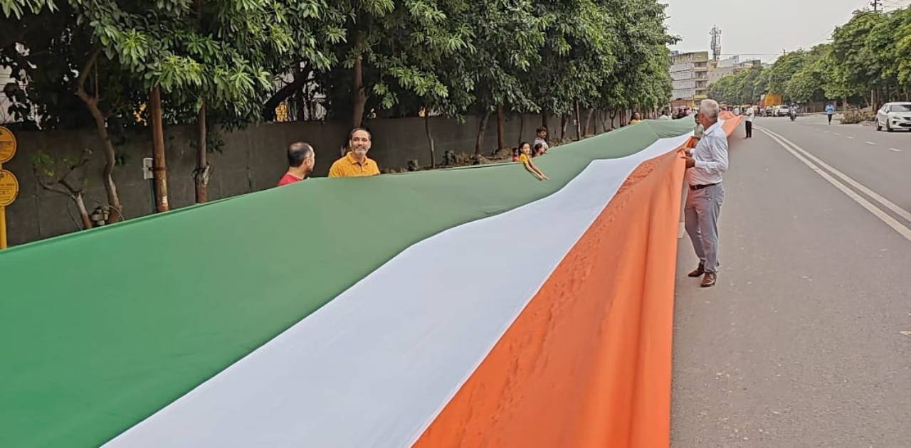 Noida: देशभक्ति के रंग में सराबोर हुआ नोएडा, शहर की सबसे ऊंची इमारत से उड़ाई गई तिरंगे वाली पतंग