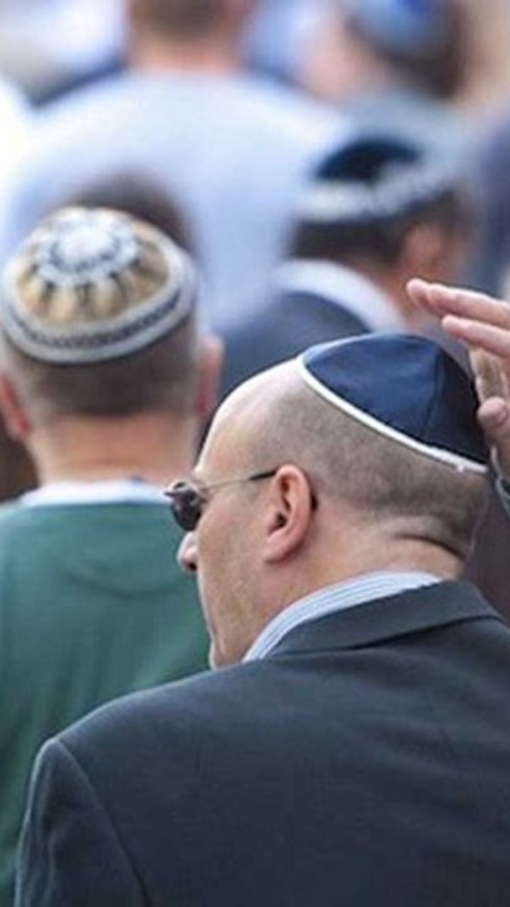 इजरायल- हमास जंग के बीच जानें क्यों आधी टोपी पहनते हैं यहूदी?
