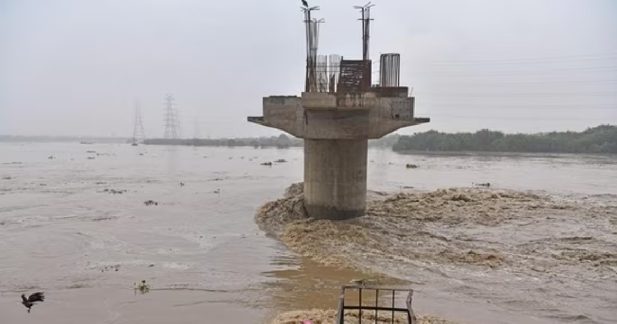 दिल्ली में चेतावनी के निशान के पार पहुंचा यमुना का जलस्तर, निचले इलाकों पर फिर मंडराया बाढ़ का खतरा